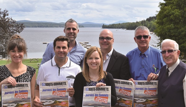 De gauche à droite : Marie-Claude Lacombe, coordonnatrice de la Route des Sommets, Francis Bouffard, copropriétaire d'Enseignes Bouffard, présentateur des Journées des Sommets, François Chalifour, directeur général de la SDEG, Véronique Lachance, attachée politique du député de Mégantic M. Ghislain Bolduc, Béland Audet, président de la SDEG, Réal Turmel et Robert Turmel, des Pétroles R. Turmel partenaire majeur de la Route des Sommets.
